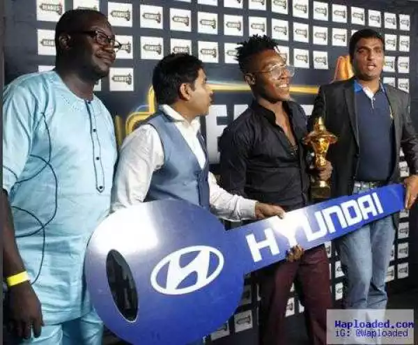 Photo: Reekado Banks Poses With His Headies Car Key & Award